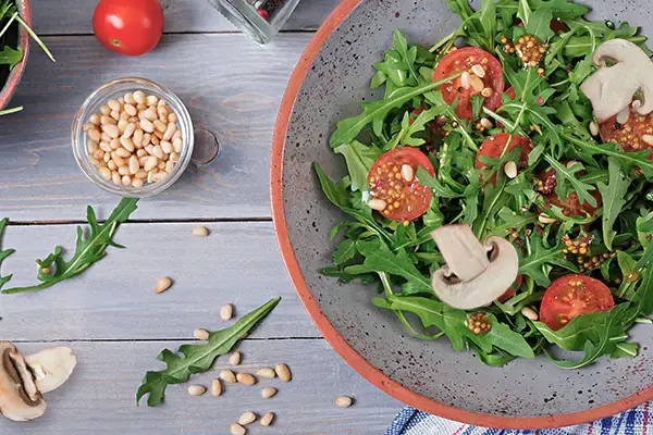 Roquette, champignons crus et copeaux de parmesan