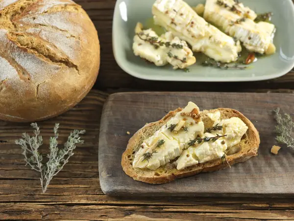 Brie de Meaux mariné aux herbes et pain en cocotte